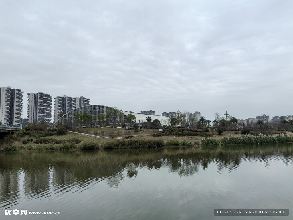 湖畔城市风光倒影