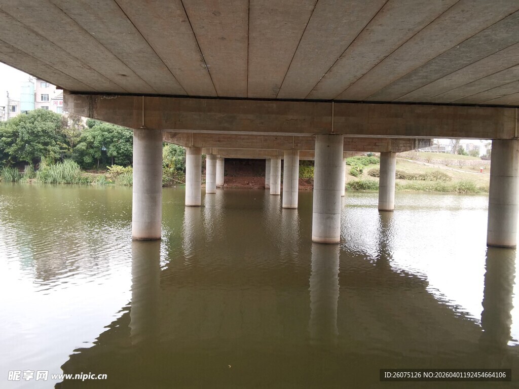 桥下积水景观