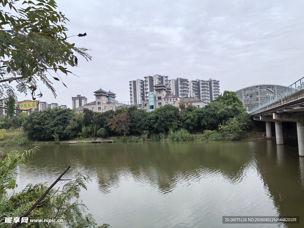 河畔城市风光