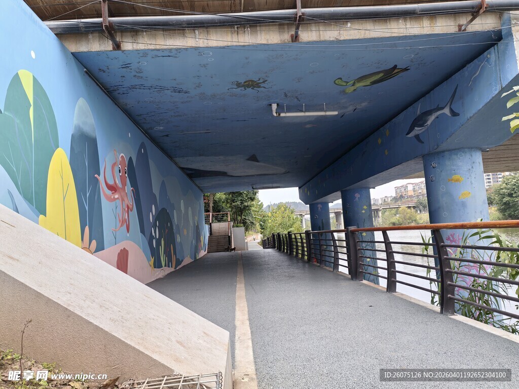 彩绘桥洞下的行人步道