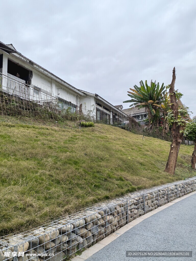 山坡旁的住宅与道路景观