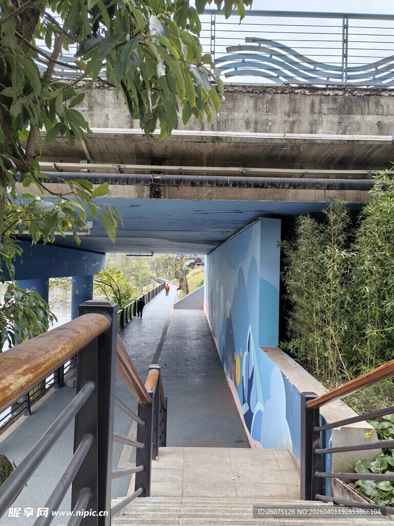 蓝色步道上的高架桥景观