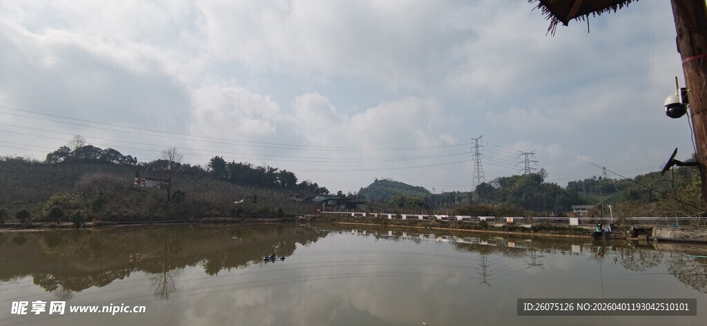 宁静山水倒影美景