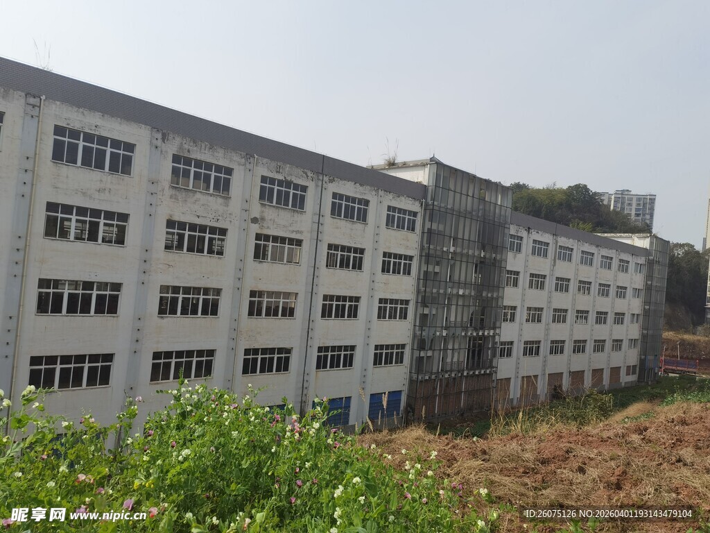 郊外多层厂房及周边景致