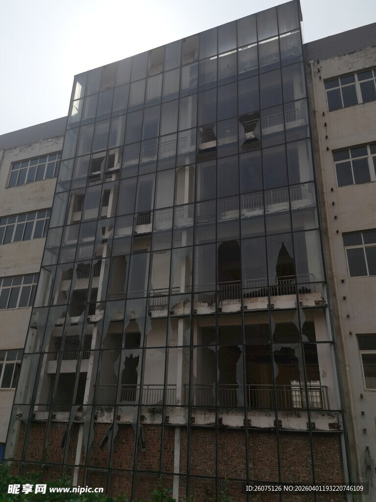 老旧多层玻璃幕墙建筑
