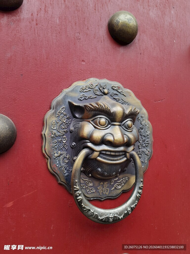 古铜狮头门环特写