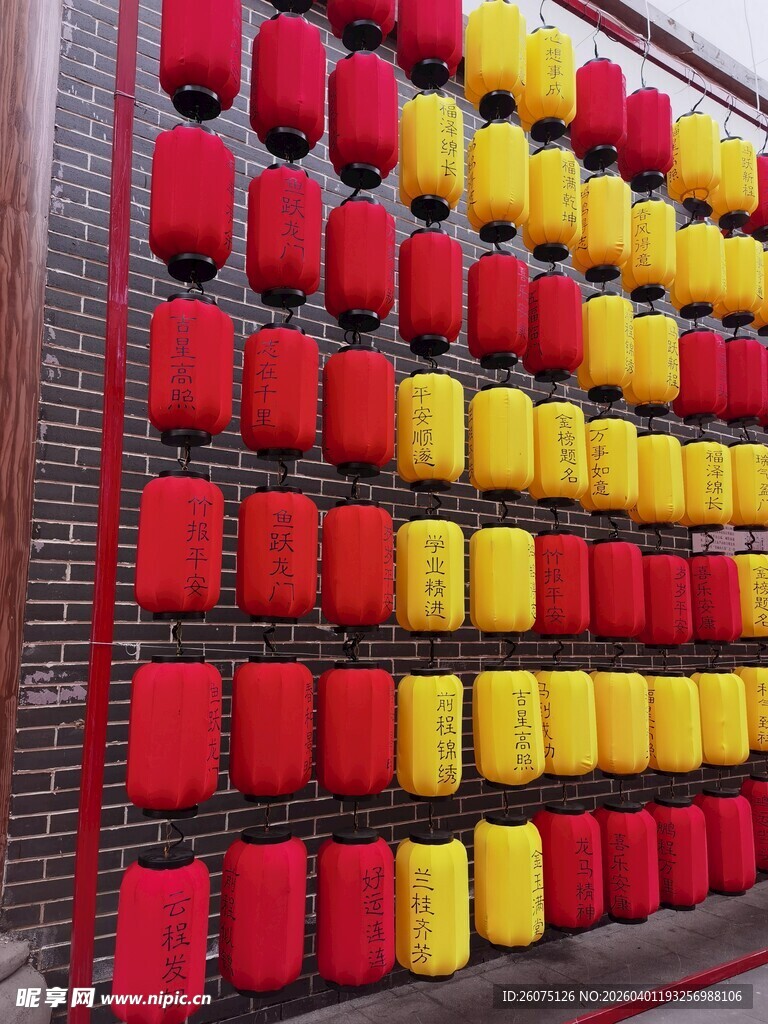 红黄桶整齐排列展示架