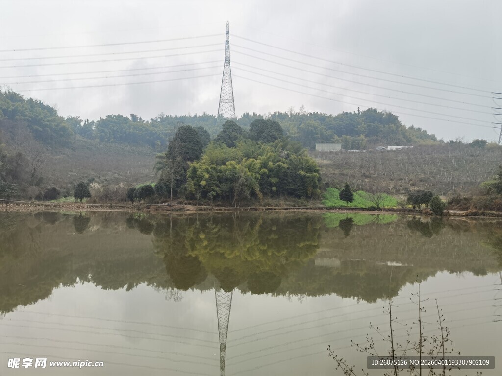宁静乡村湖泊风光