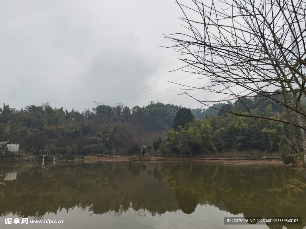 宁静湖边景