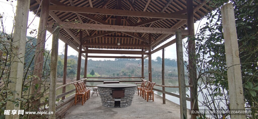 湖畔木质凉亭赏景好去处