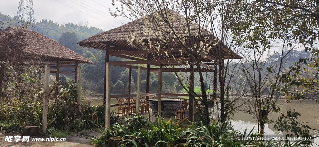 湖畔中式凉亭自然景致