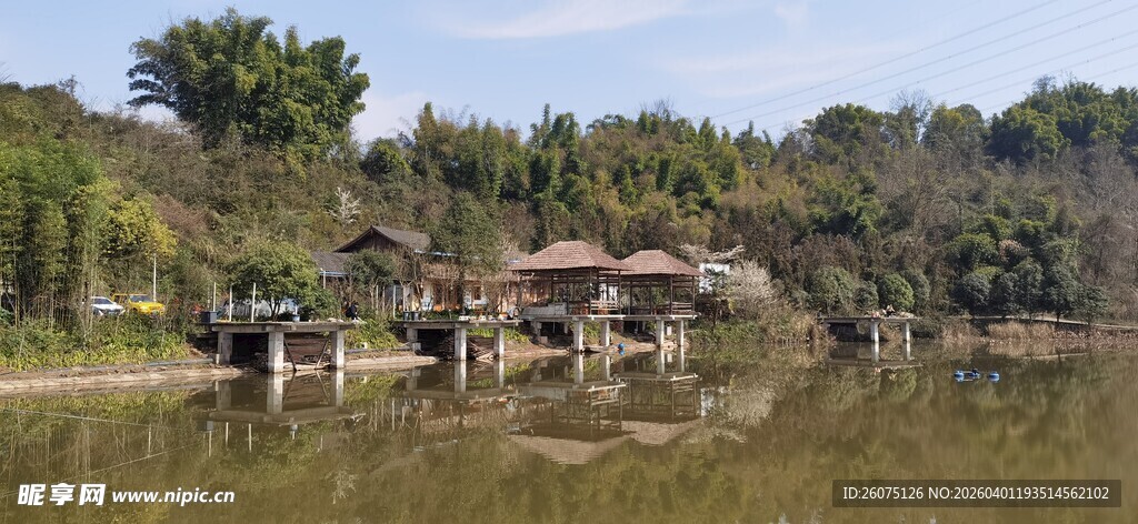 湖畔小屋自然静谧之景