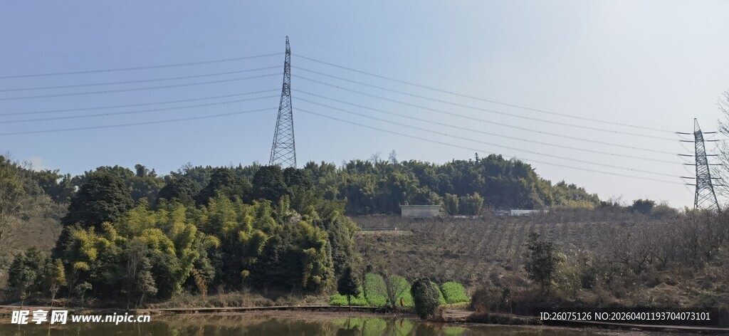 山丘上的输电塔与绿植