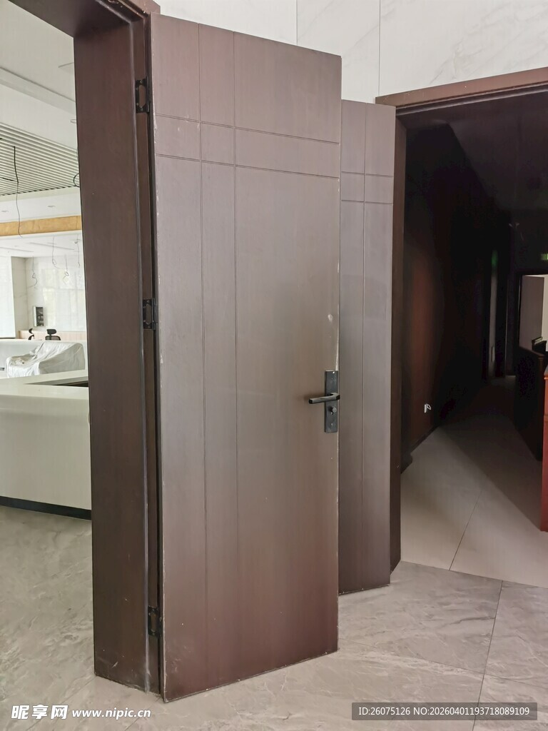 深棕色实木单开门展示