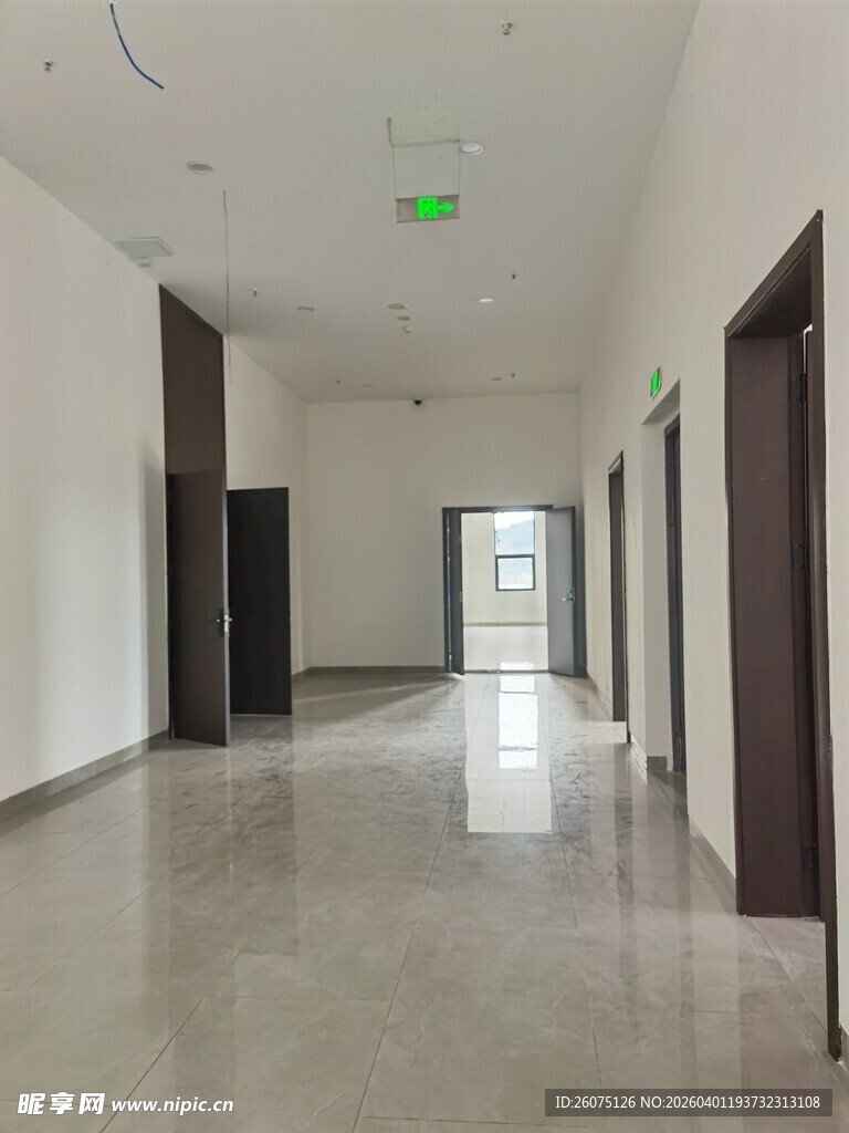 空旷明亮的室内走廊空间