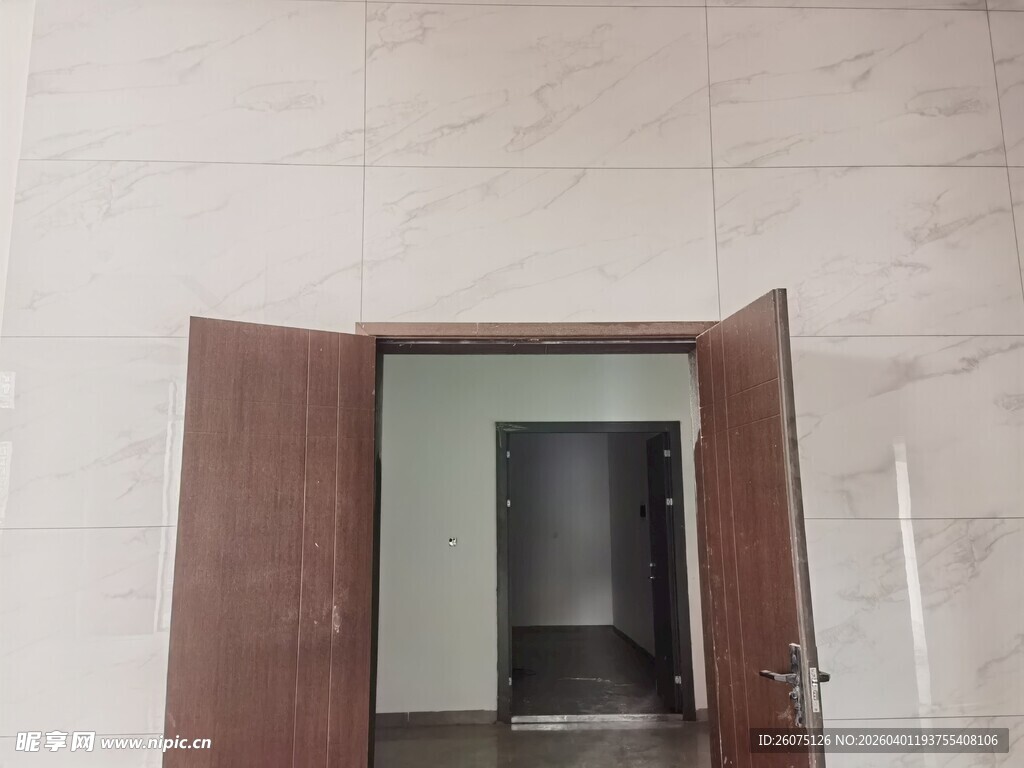 敞开的双开门室内场景