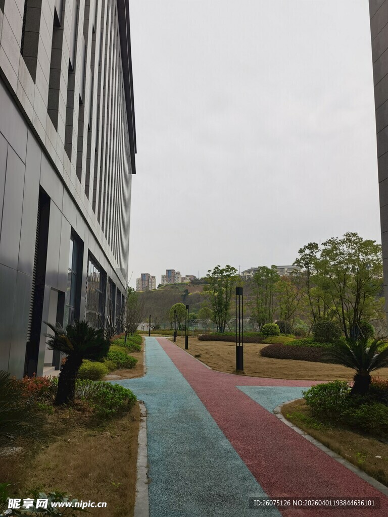 校园多彩步道与建筑景观