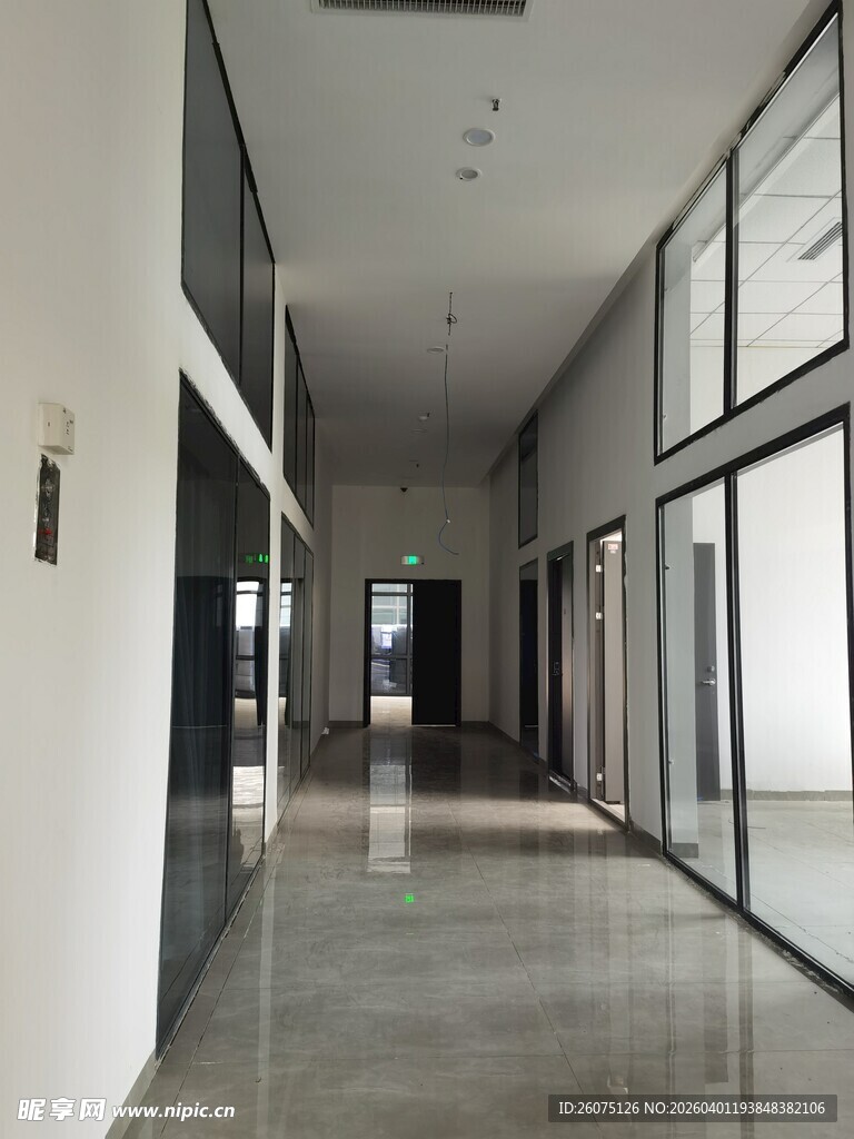 宽敞明亮的现代走廊空间