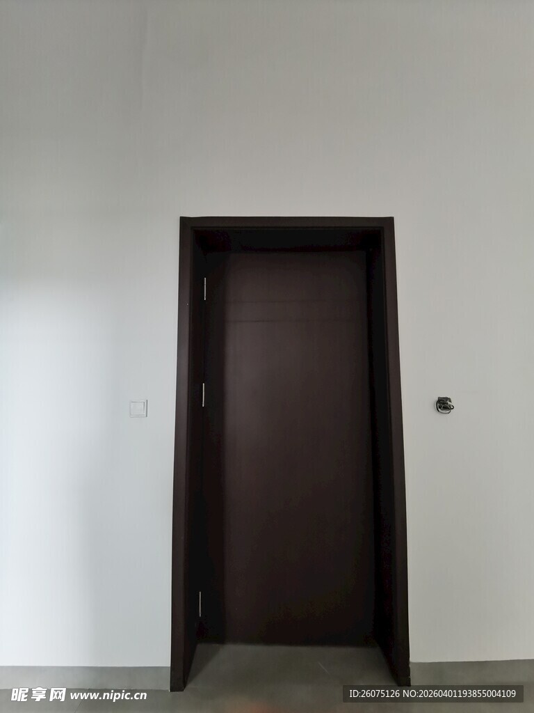 简约房间内的深色房门