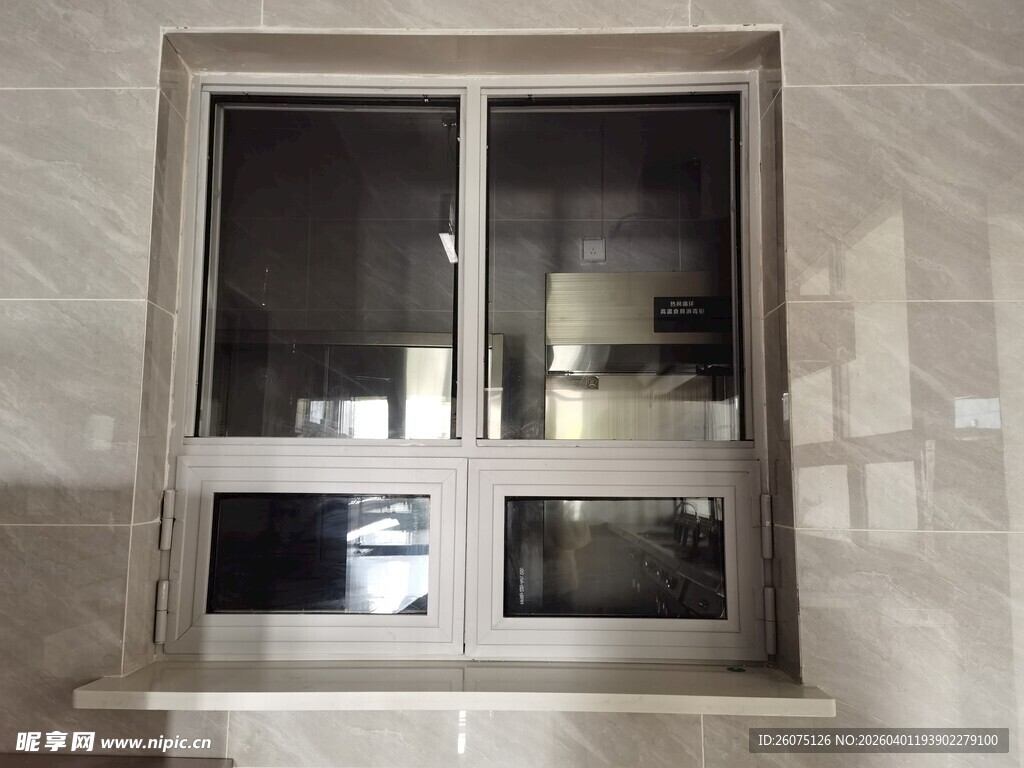 简约银灰色窗户外观展示