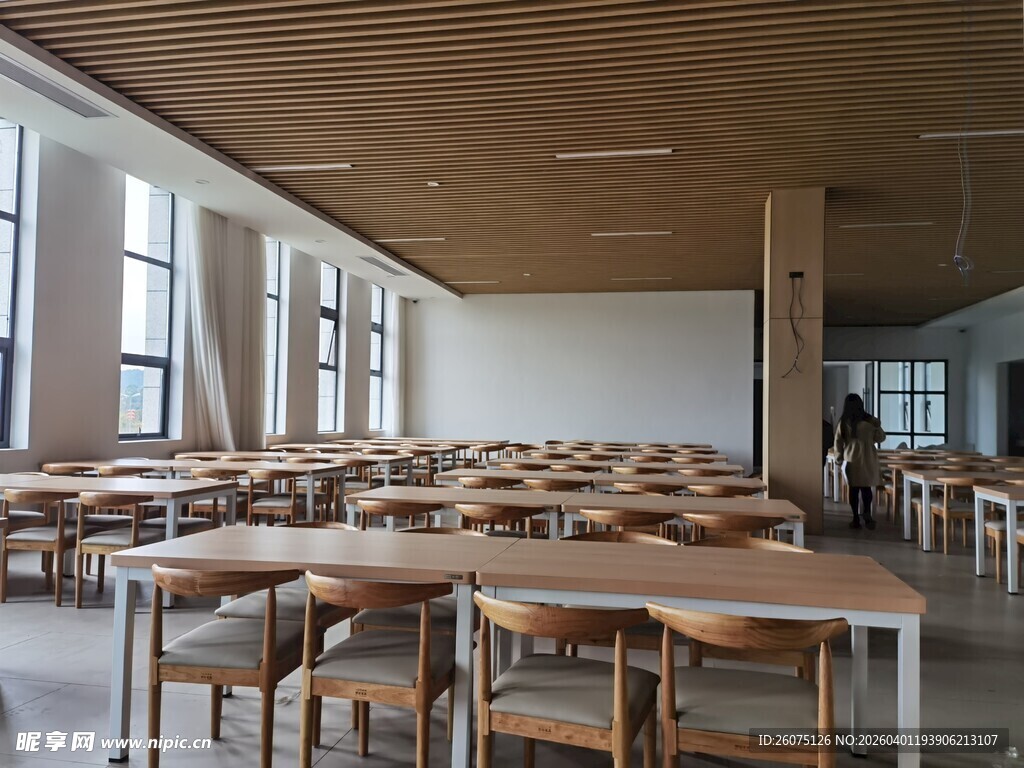 宽敞明亮的室内木质桌椅区