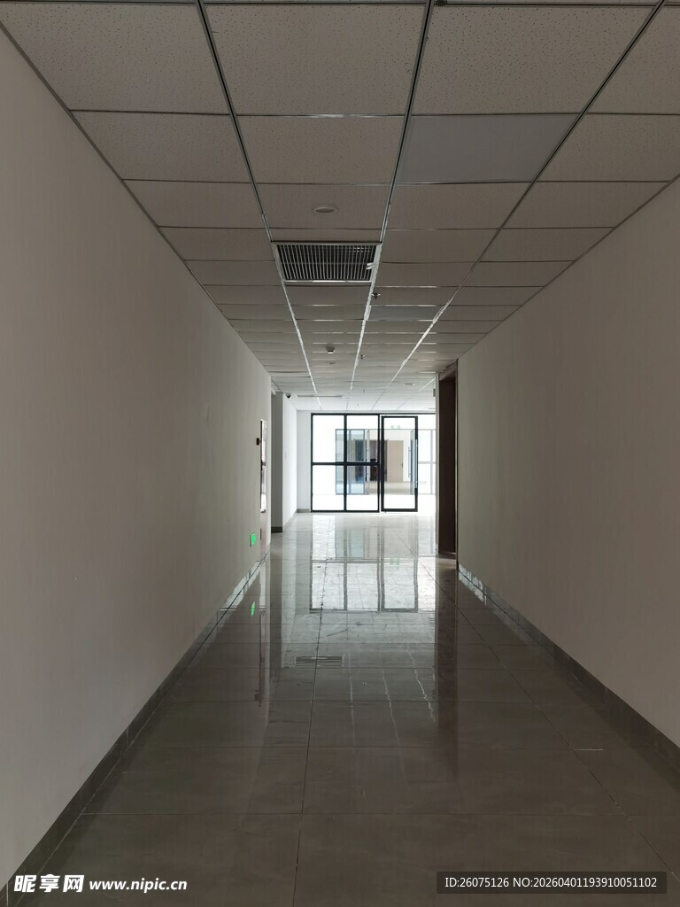 空旷走廊尽头现光明