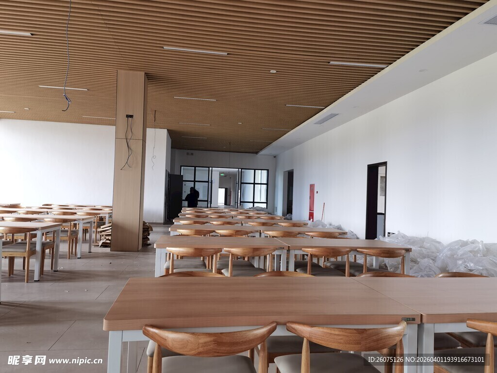 宽敞明亮的室内用餐空间