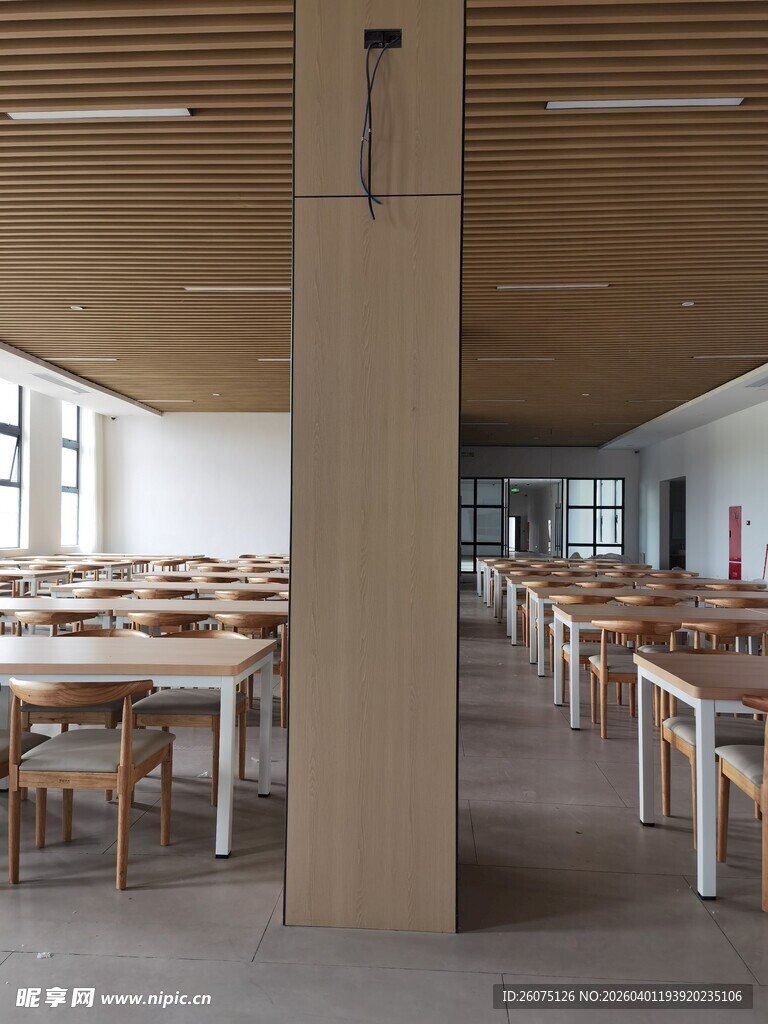 现代简约风格的宽敞餐厅