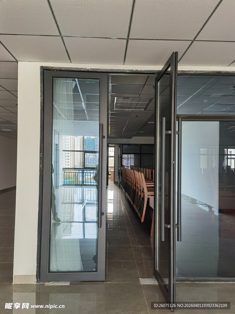 现代风格玻璃推拉门设计