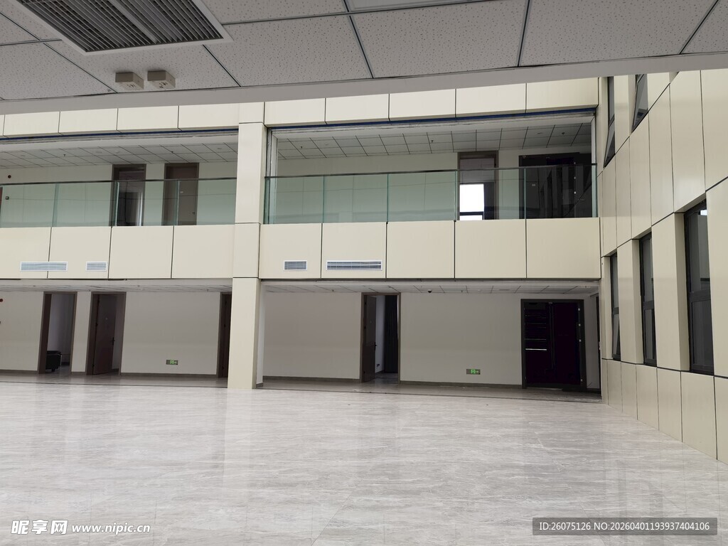 空旷两层室内商业空间