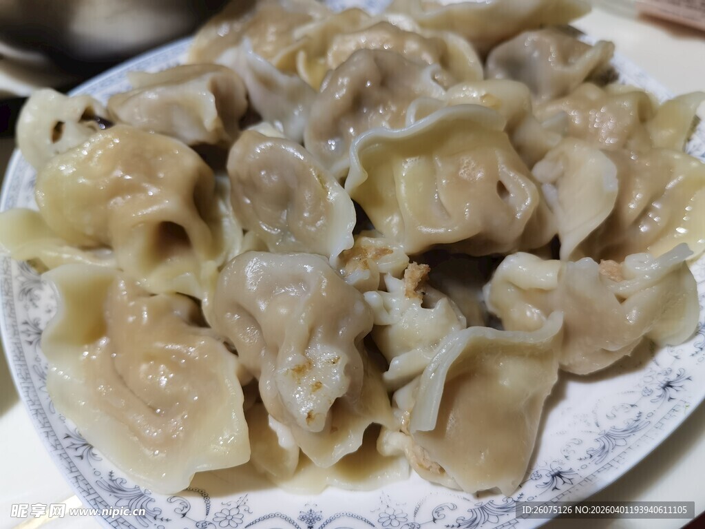 美味饺子摆放在盘中