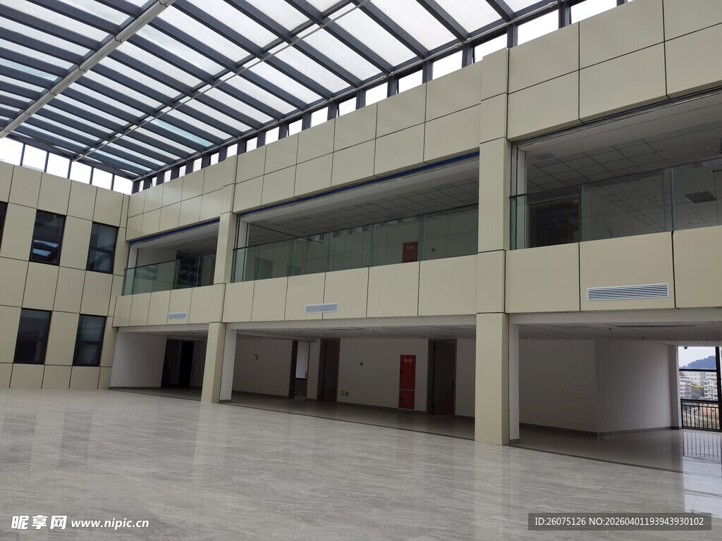宽敞空旷的现代化室内空间