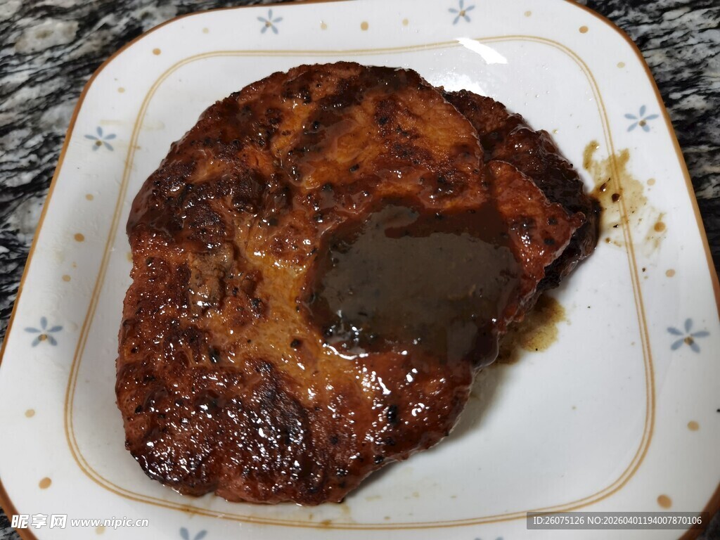 美味煎牛排配浓郁酱汁