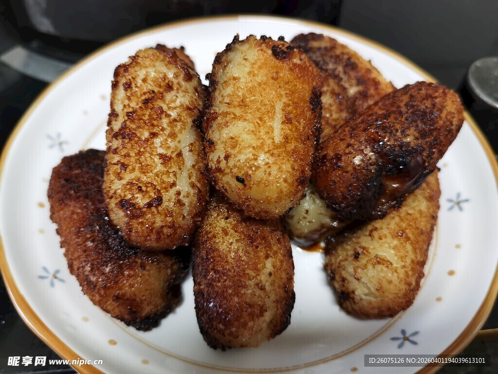 香酥炸物摆于盘中