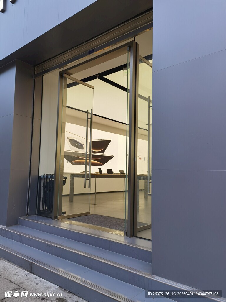 现代简约风格玻璃商铺门