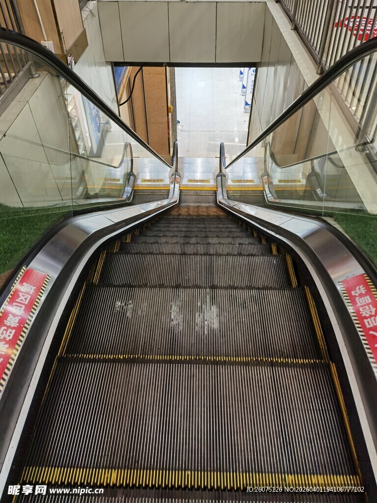 自动扶梯内部视角