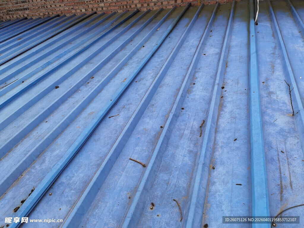 蓝色波纹金属板特写