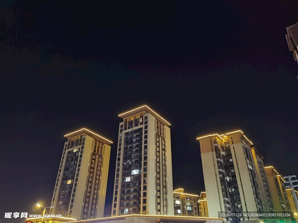 璀璨夜景下的高楼大厦