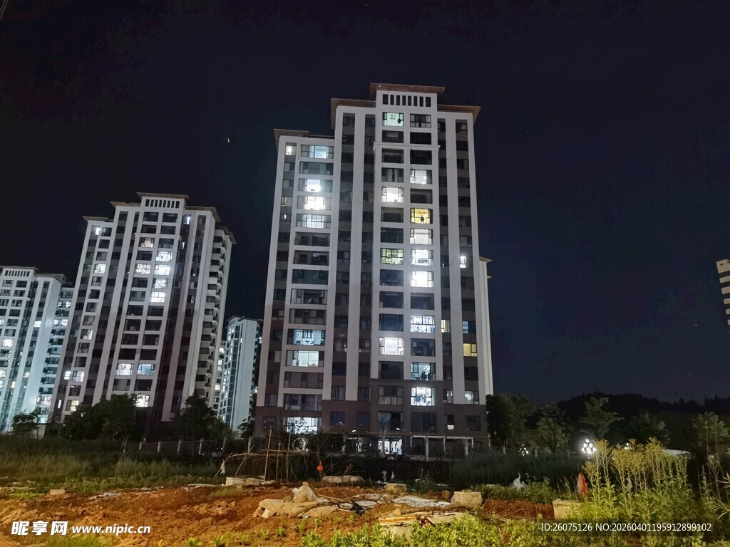 夜晚灯火通明的高层住宅