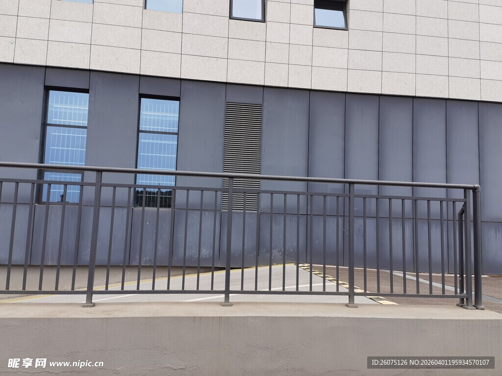 现代建筑外的金属护栏
