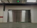 仓库内的金属卷帘门