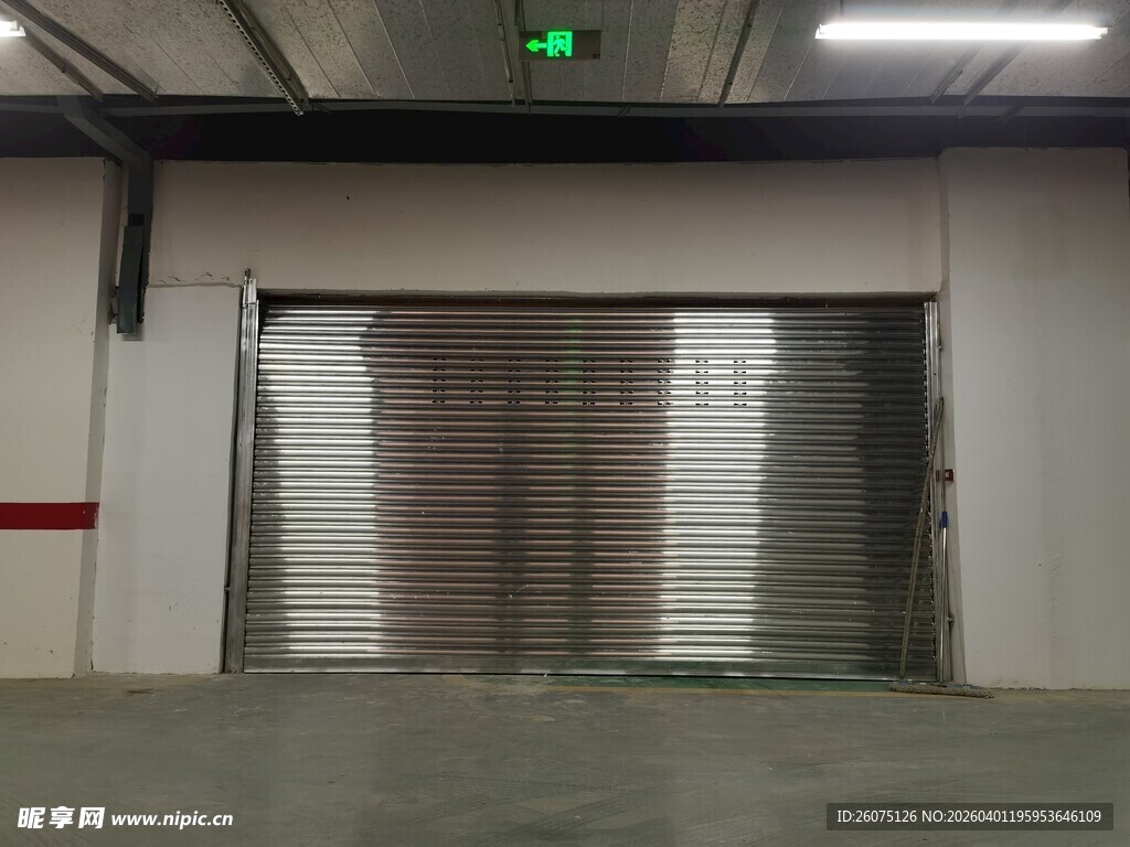 仓库内的金属卷帘门