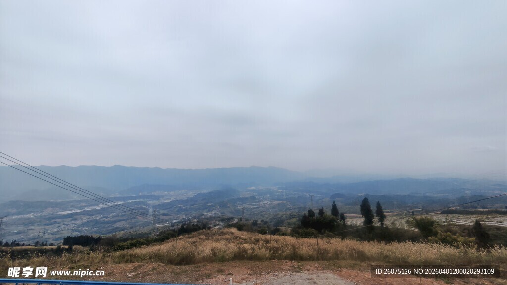 山间远景视野开阔之景