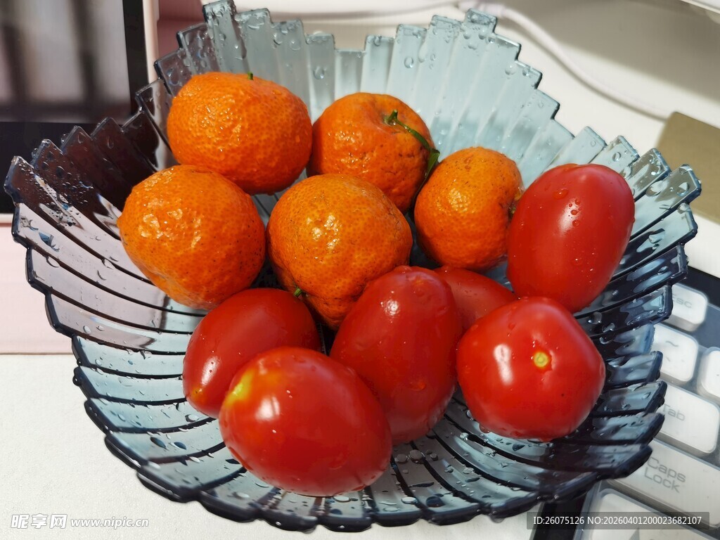 玻璃盘中的橘子与番茄