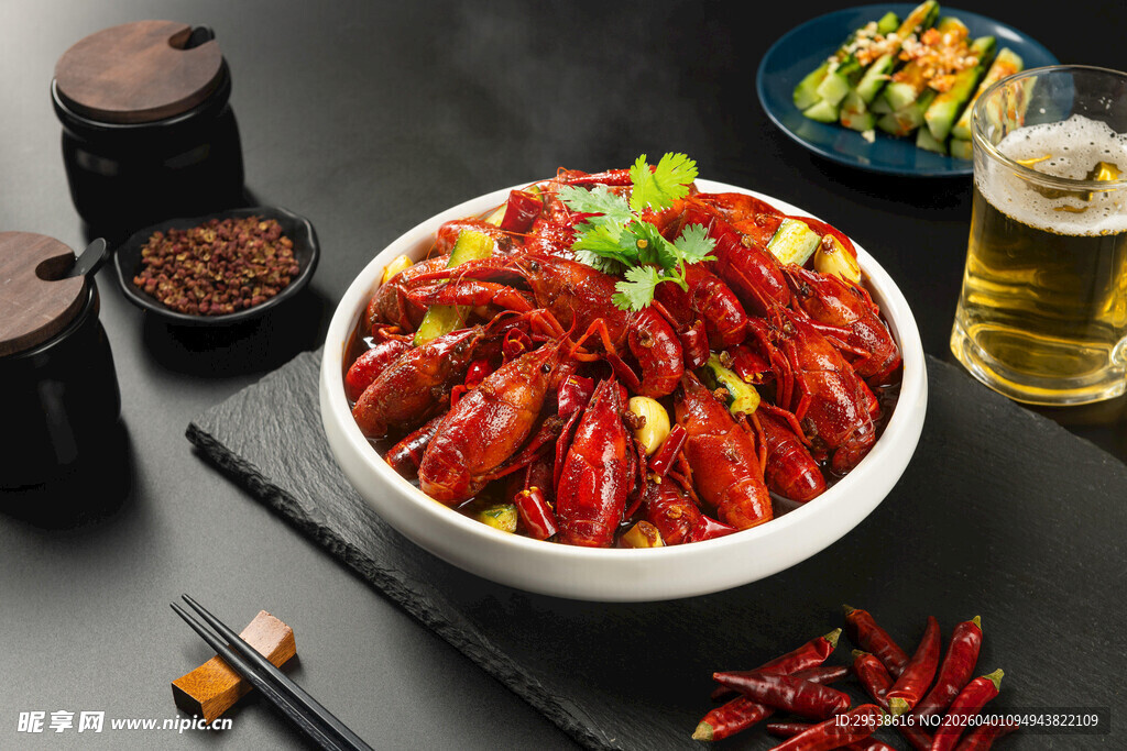 香辣小龙虾配啤酒美食图