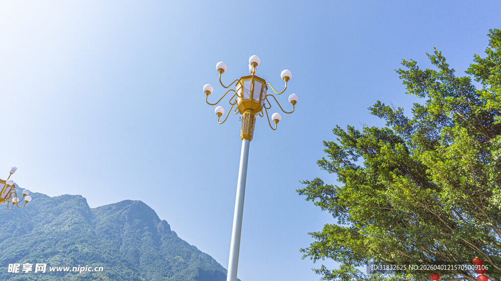 山间华丽路灯与绿树蓝天