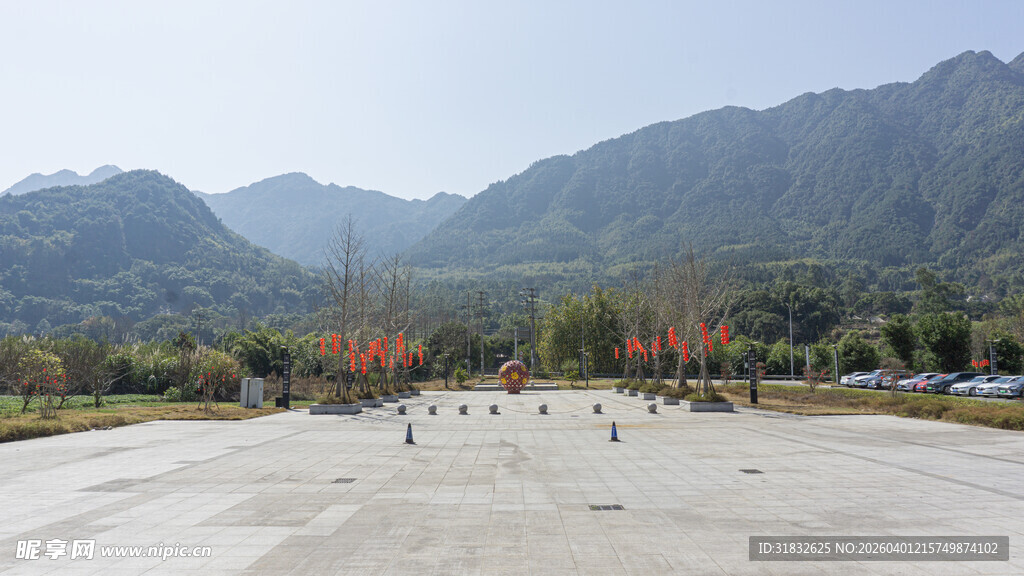 山间开阔场地 多人聚集