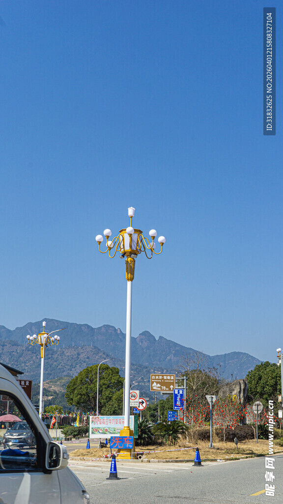 户外景观路灯与远山景色