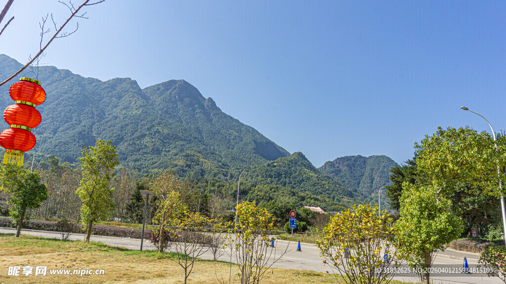 山间美景挂红灯