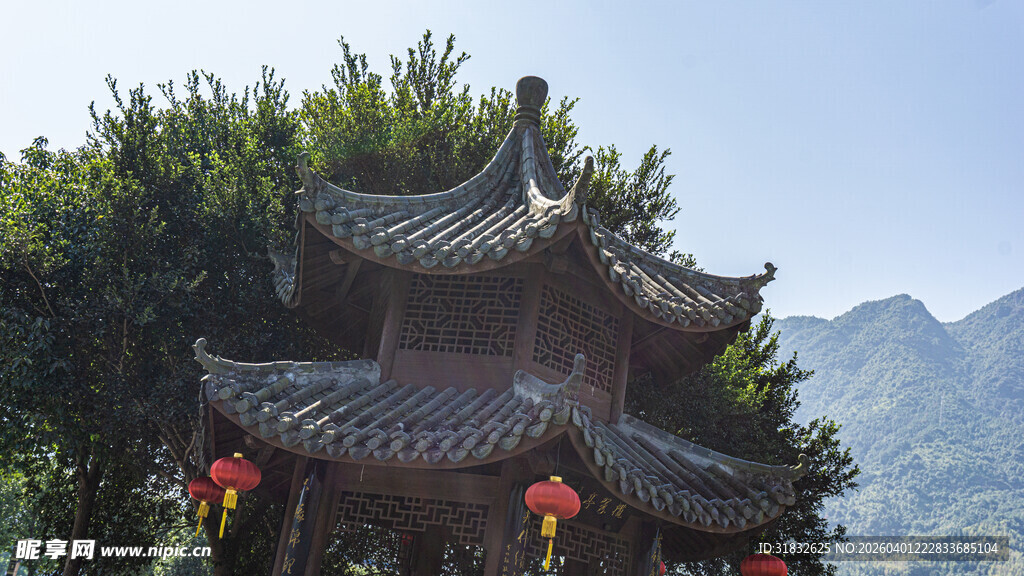 古雅中式楼阁映于山林间